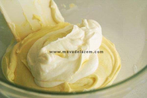 بعد از مخلوط شدن باقی خامه را اضافه می کنیم